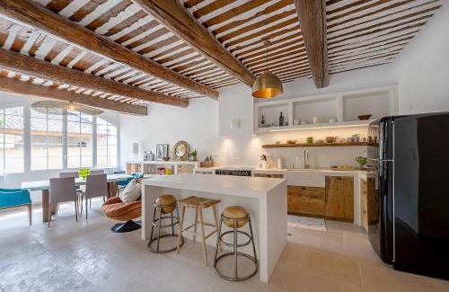 Robion House | Rose Thé - Idyllic Village Home with Private Pool in Lubéron