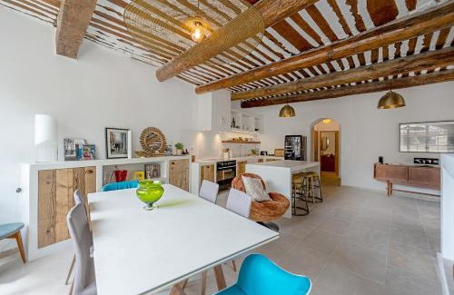 Robion House | Rose Thé - Idyllic Village Home with Private Pool in Lubéron