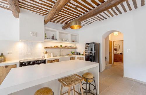 Robion House | Rose Thé - Idyllic Village Home with Private Pool in Lubéron