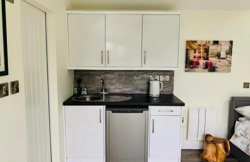 Trafford Apartment | Rose View: Cozy Private Bungalow for Families in Sale