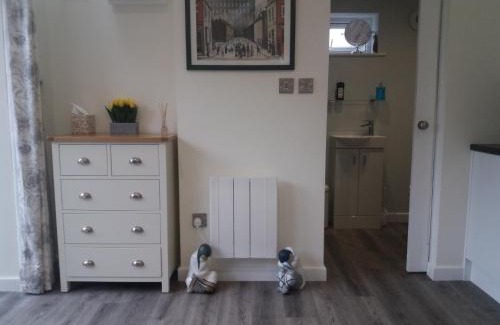 Trafford Apartment | Rose View: Cozy Private Bungalow for Families in Sale