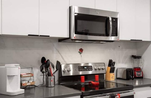 Old East Dallas House | Elegant Roseate 2BR Downtown: Rated 9.6 with Spa & Kitchen
