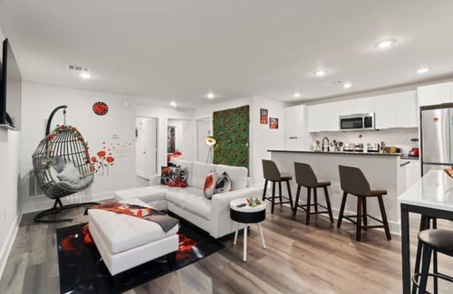 Old East Dallas House | Elegant Roseate 2BR Downtown: Rated 9.6 with Spa & Kitchen