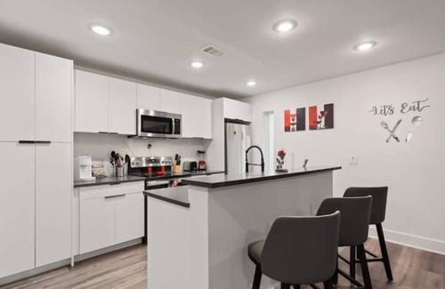 Old East Dallas House | Elegant Roseate 2BR Downtown: Rated 9.6 with Spa & Kitchen