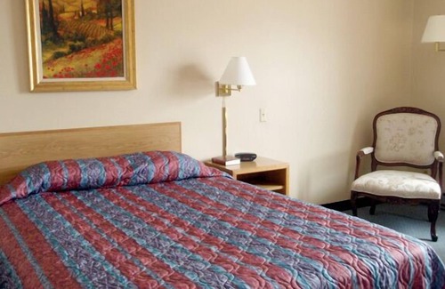 Roseau Hotel | Cozy Roseau Motel & Diner: Family-Friendly with Dining