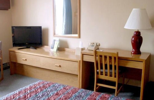 Roseau Hotel | Cozy Roseau Motel & Diner: Family-Friendly with Dining