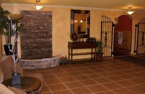 Roseau Hotel | Cozy Roseau Motel & Diner: Family-Friendly with Dining