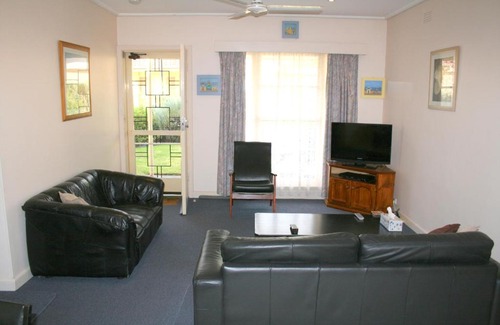 Rosebud House | Rosebud Beach Unit: Family-Friendly Retreat Near the Shore