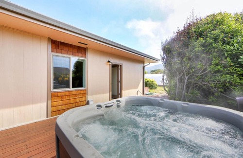 Fort Bragg House | Rosebud Hotel: Family-Friendly Retreat with Hot Tub & Comfort