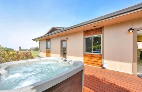 Fort Bragg House | Rosebud Hotel: Family-Friendly Retreat with Hot Tub & Comfort