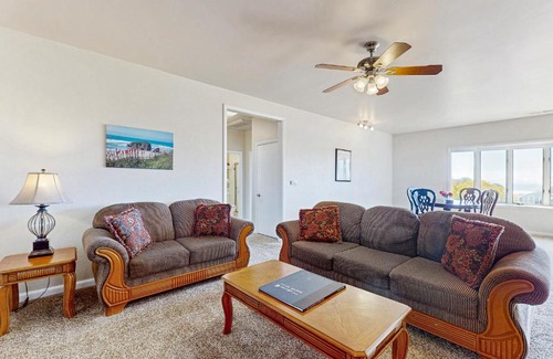 Fort Bragg House | Rosebud Hotel: Family-Friendly Retreat with Hot Tub & Comfort