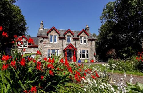 Pitlochry House | Roseburn: Unmatched Comfort with Pet-Friendly Amenities