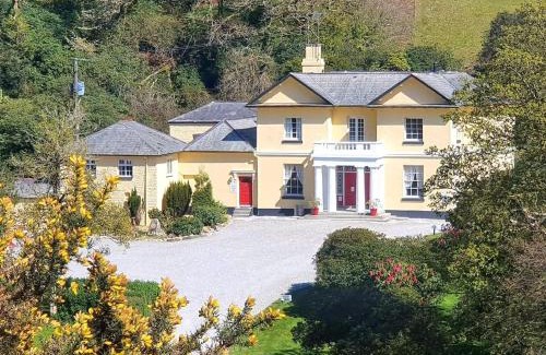 Liskeard House | Rosecraddoc Manor - Riverview: Family & Pet-Friendly Stay
