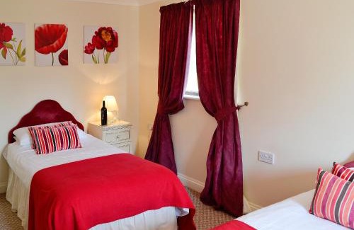 Liskeard House | Rosecraddoc Manor - Riverview: Family & Pet-Friendly Stay