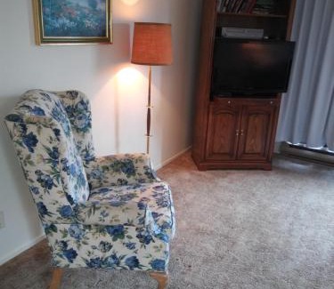 North Cowichan Apartment | Budget-Friendly Rosedale Manor: Child-Friendly Retreat
