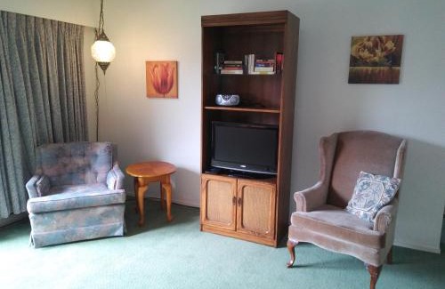 North Cowichan Apartment | Budget-Friendly Rosedale Manor: Child-Friendly Retreat