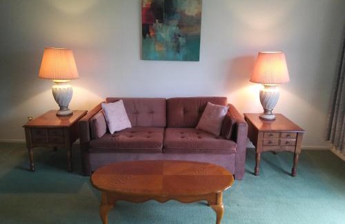 North Cowichan Apartment | Budget-Friendly Rosedale Manor: Child-Friendly Retreat