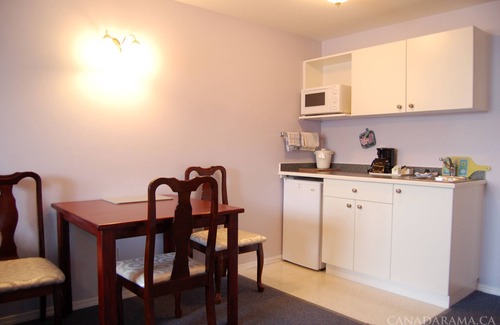 Okanagan-Similkameen Hotel | Rosedale Motel: Eco-Friendly Stay with Pool & Breakfast