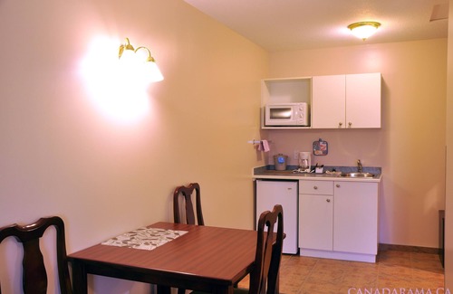 Okanagan-Similkameen Hotel | Rosedale Motel: Eco-Friendly Stay with Pool & Breakfast