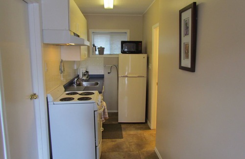 Okanagan-Similkameen Hotel | Rosedale Motel: Eco-Friendly Stay with Pool & Breakfast