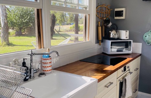 Gum Flat Cottage | Rosedale Tiny Farm Cottage: Cozy Retreat with Ocean View