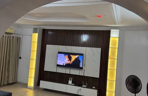 Lagos Apartment | ROSEGARDENLODGEnSpacious 3-Bedroom Retreat,Cozy, Stylish & Perfect for Getaways!