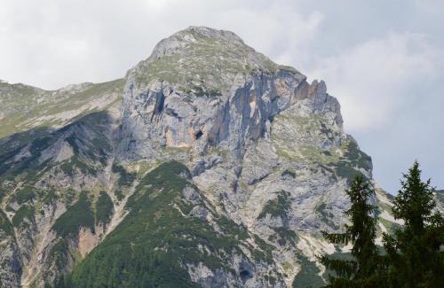 Ramsau am Dachstein Apartment | Roseggerhaus: 4-Star Retreat with Hot Tub and Pet-Friendly Stay