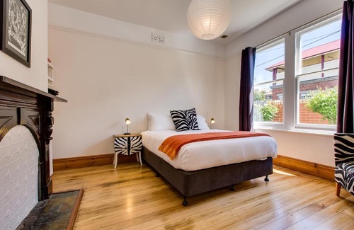 North Hobart House | Welcoming Rosehaven Cottage: 4-Star Stay with Hot Tub