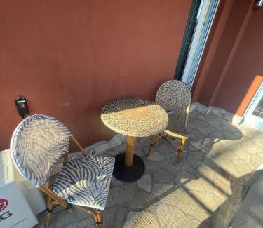 Zoldmal Apartment | RoseHill Garden Villa: Pet-Friendly Oceanfront Retreat