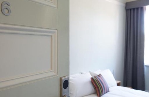 Granville Hotel | Welcoming Rosehill Hotel: Family-Friendly with Breakfast Included