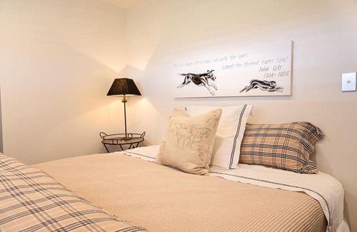Karaka Apartment | Pet-Friendly Rosehill Park Stables: 4-Star Retreat in Karaka