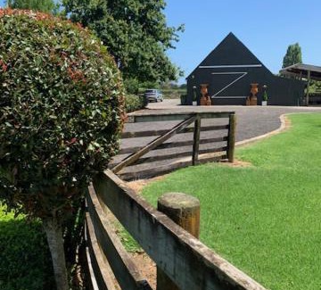 Karaka Apartment | Pet-Friendly Rosehill Park Stables: 4-Star Retreat in Karaka