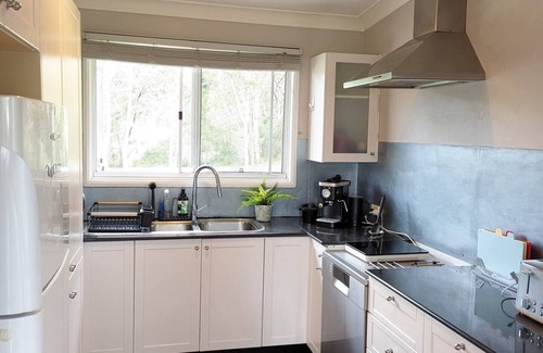 Erowal Bay House | Discover Rosella: Pet-Friendly Retreat Near Hyams Beach