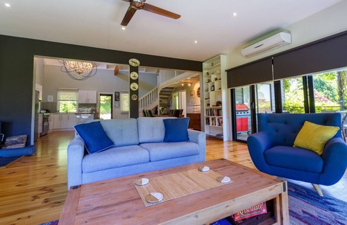 Hepburn House | Experience Rosella Gardens: Spa, Fireplace & Firepit Awaits