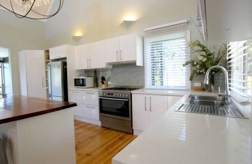Hepburn House | Experience Rosella Gardens: Spa, Fireplace & Firepit Awaits