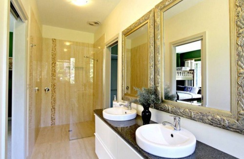 Hepburn House | Experience Rosella Gardens: Spa, Fireplace & Firepit Awaits