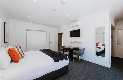 Central Mudgee House | Rosella Suite An Accessible Couples Retreat
