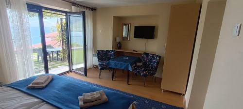 Varosh Apartment | Cozy Rosemary Apartment: Pet Friendly with Hot Tub & 9/10 Score