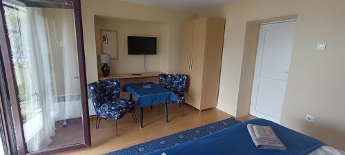 Varosh Apartment | Cozy Rosemary Apartment: Pet Friendly with Hot Tub & 9/10 Score