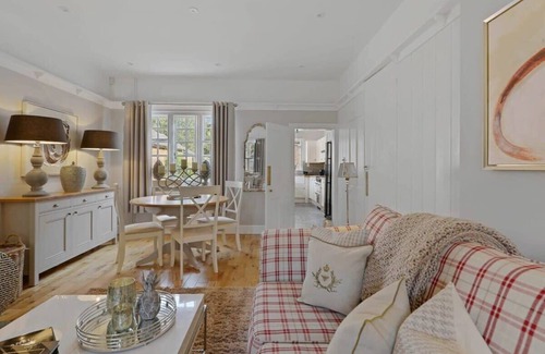 Rothley House | Cozy Rosemary Cottage: Family-Friendly with Breakfast & Kitchen