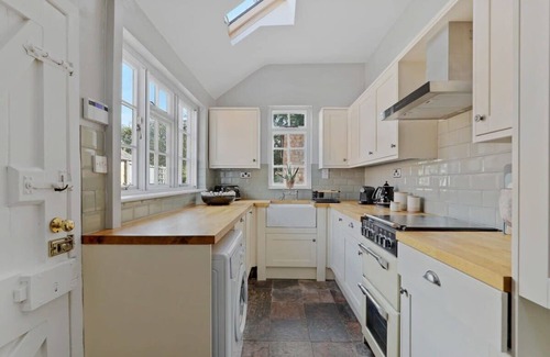 Rothley House | Cozy Rosemary Cottage: Family-Friendly with Breakfast & Kitchen
