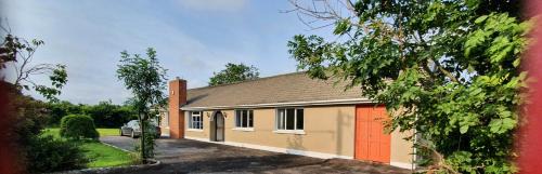 Sligo House | Rosemount: Eco-Friendly Retreat with Hot Tub & Fireplace