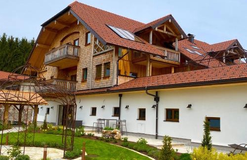 Strasswalchen Apartment | Rosenhof Salzburger Seenland: 4-Star Hotel with Pool & Spa