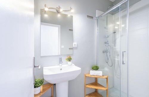 Roses Town Center Apartment | Family-Friendly Retreat at Roses Center 5 Awaits You