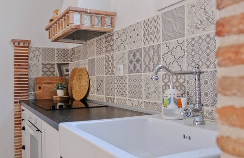 Calahorra Cottage | Elegant Rosette Apartment with Kitchen, Rated 10/10