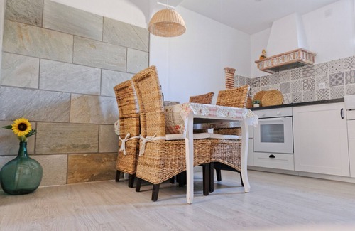 Calahorra Cottage | Elegant Rosette Apartment with Kitchen, Rated 10/10
