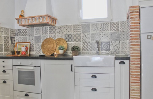 Calahorra Cottage | Elegant Rosette Apartment with Kitchen, Rated 10/10