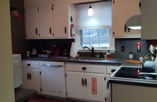 Belmont - Hillsboro House | Exceptional Rosewood Avenue Bungalow with Pool & Spa