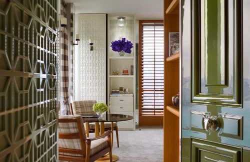 Tsim Sha Tsui Hotel | Luxury Stay at Rosewood Hong Kong with Pool & Breakfast