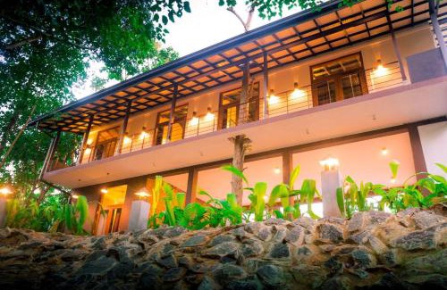 Kotadeniyawa Hotel | Oceanfront Retreat at Roshara Nalla with Pool & Breakfast